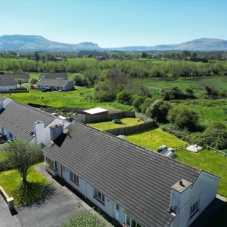 3 Bedroom Coastal Retreat By Travel Lets Homes Near Beaches & Surf Casa vacanze Bundoran