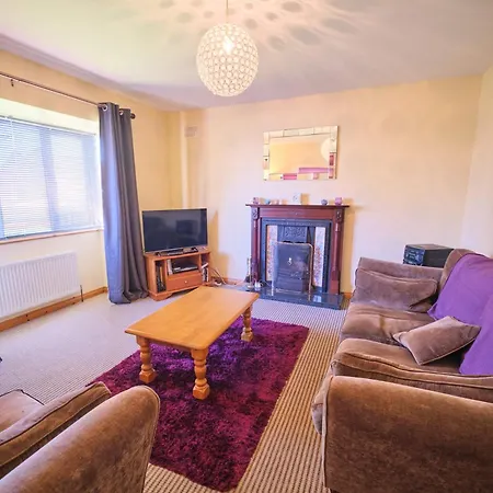 3 Bedroom Coastal Retreat By Travel Lets Homes Near Beaches & Surf *
