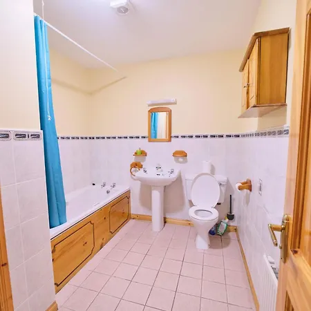 3 Bedroom Coastal Retreat By Travel Lets Homes Near Beaches & Surf Ferienhaus *